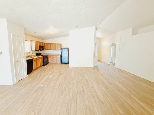 Building Photo - Cute 3 bed 2 bath home