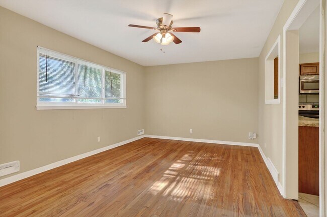 Foto del edificio - Unbeatable Prairie Village Location - 3BR/1BA Home, Fully Fenced Yard, Laundry Hook Ups, Attached...