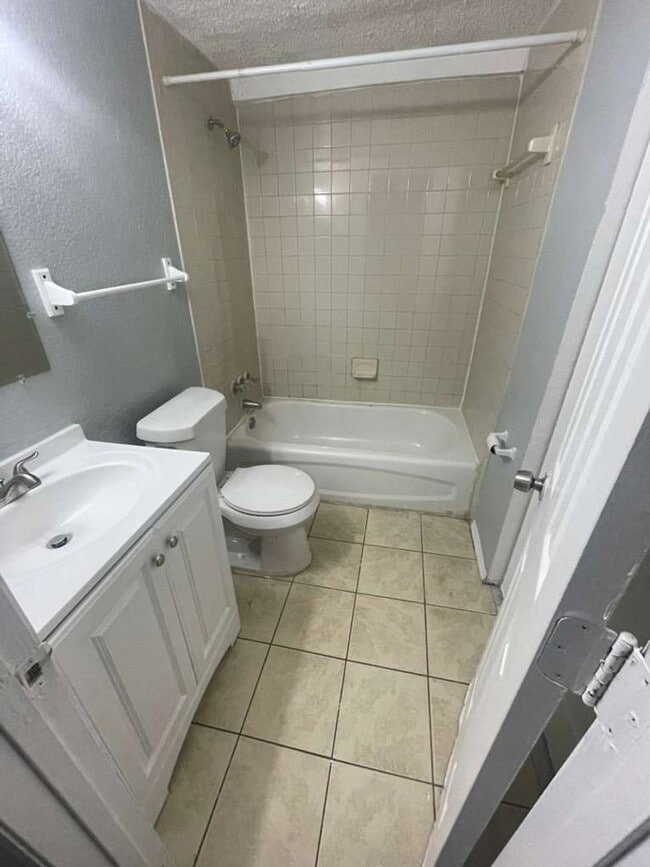 Building Photo - 2/1 St Pete Move In Ready