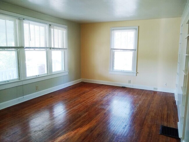 Foto del edificio - 2401 E 3rd St