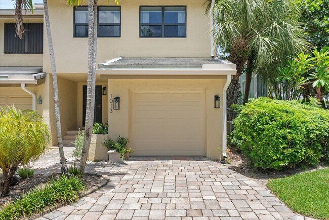 Building Photo - 1013 Bel Air Dr