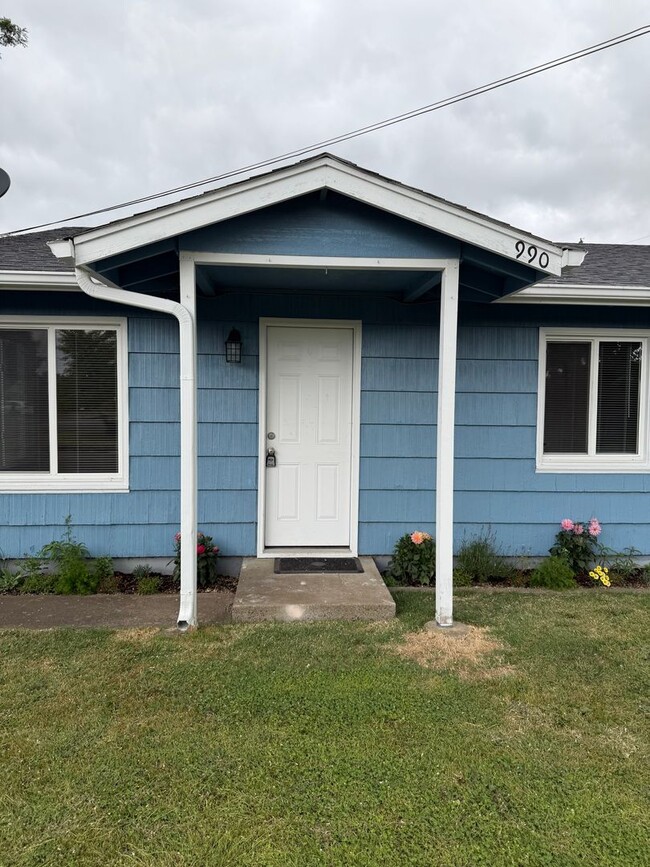 Building Photo - Updated two-bedroom one bathroom duplex with a fenced yard!