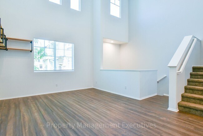 Foto del edificio - Beautiful 4 Bed, 3.5 Bath Townhouse