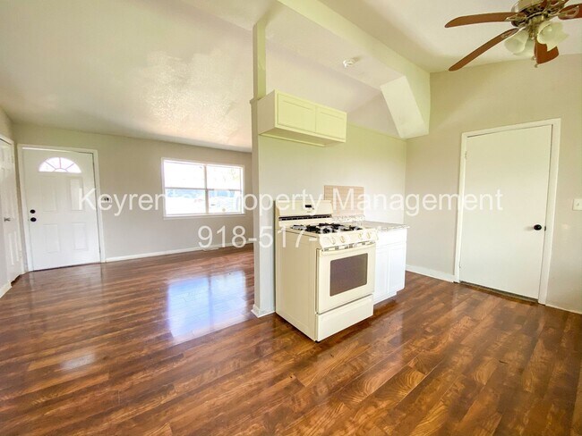 Foto del edificio - Spacious 3 Bedroom with Updated Kitchen - Vouchers Welcome