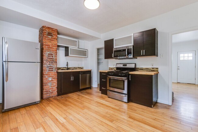 Foto del edificio - Available JULY 2026 - BEAUTIFULLY RENOVATED 3 Bedroom Home in the South Side Slopes!