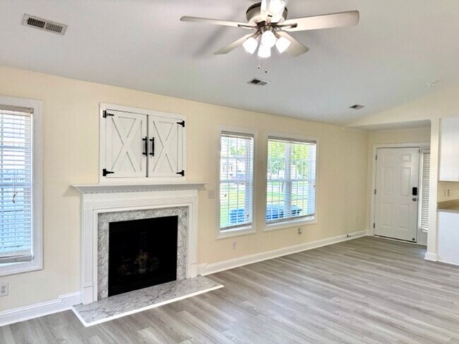 Foto del edificio - 4116 Huntsmoor Ln NW