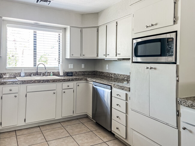 Building Photo - 16405 E Arroyo Vista Dr