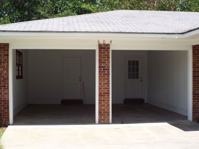Building Photo - 604 Waters Dr