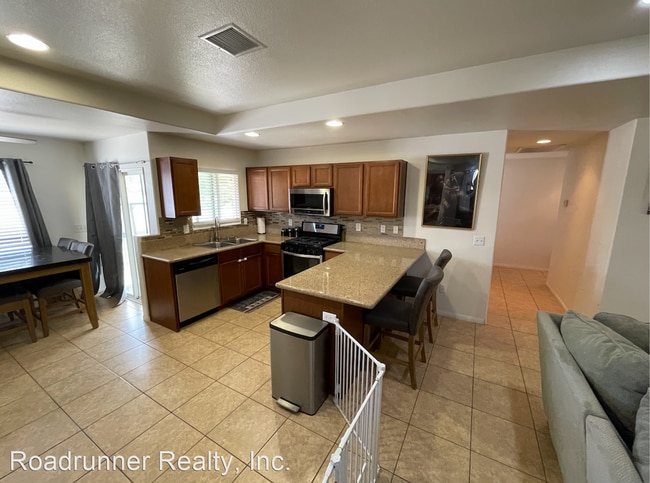 Building Photo - 4 br, 2 bath House - 72147 Sunnyslope Dr