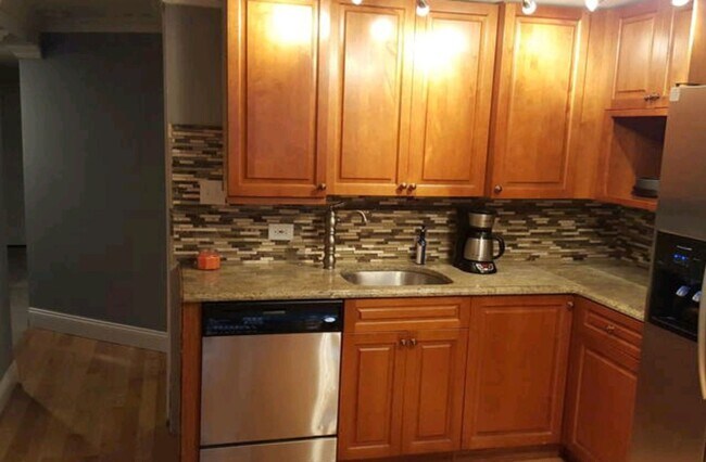 Foto del edificio - Charming 2BR Garden Unit in Near West Side