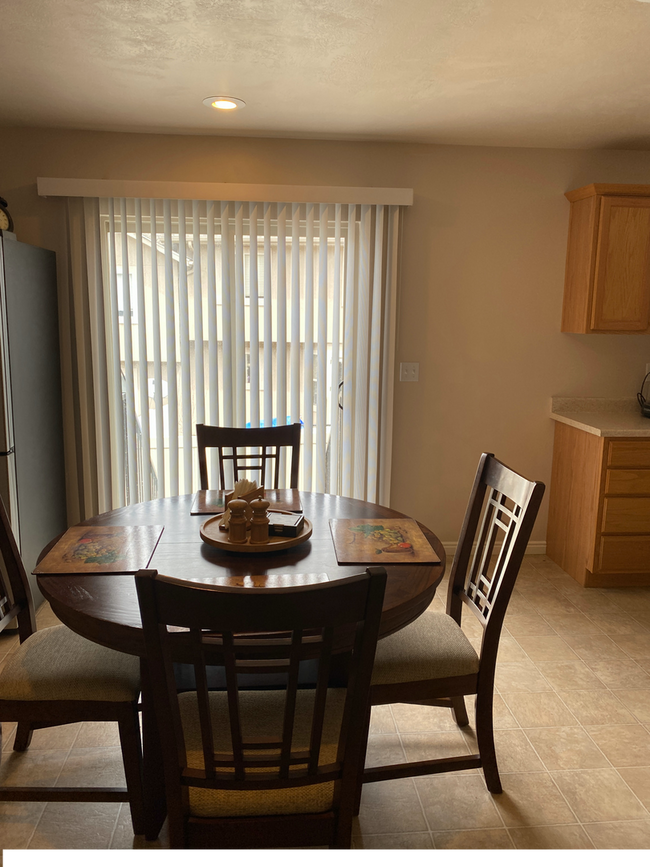 Building Photo - Beautiful Tooele Townhome