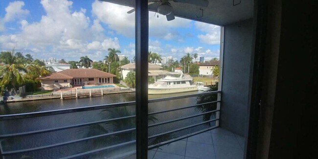 Foto del edificio - 2935 NE 163rd St