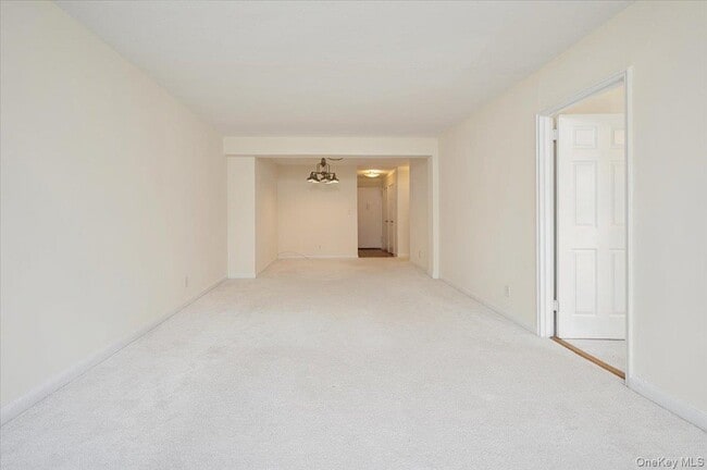 Building Photo - 4 Sadore Ln