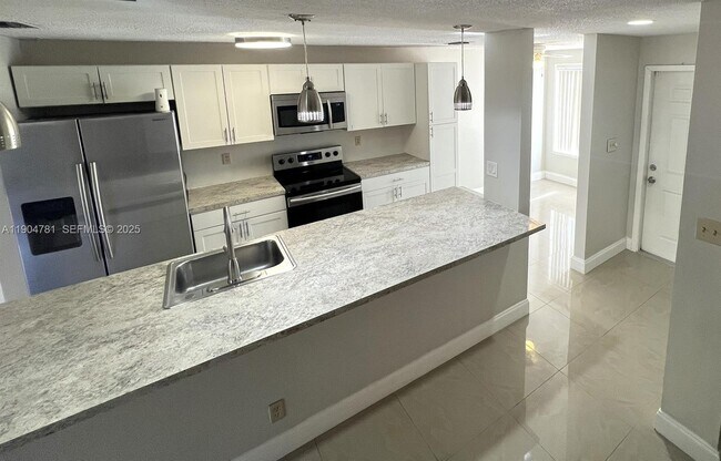 Foto del edificio - 8249 NW 8th Pl