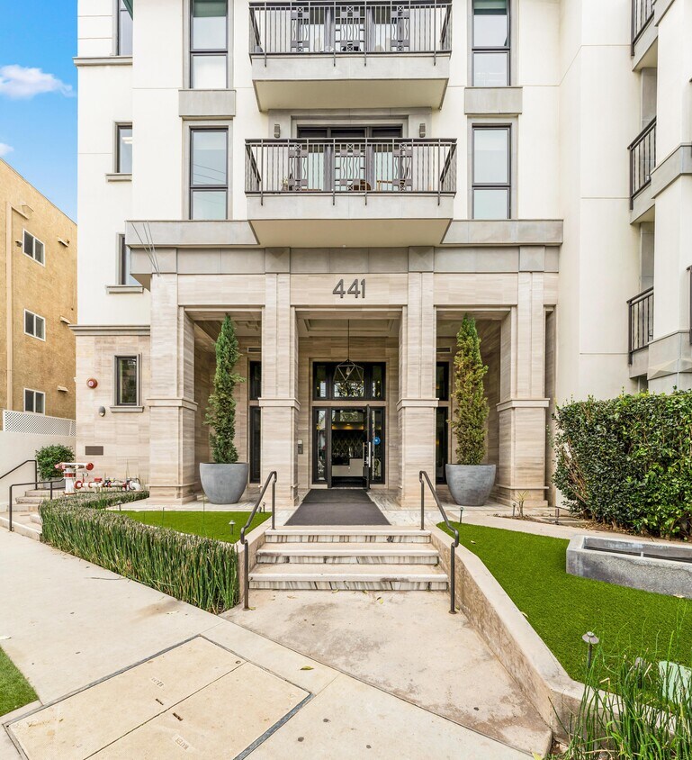 Foto principal - 441 S Barrington Ave