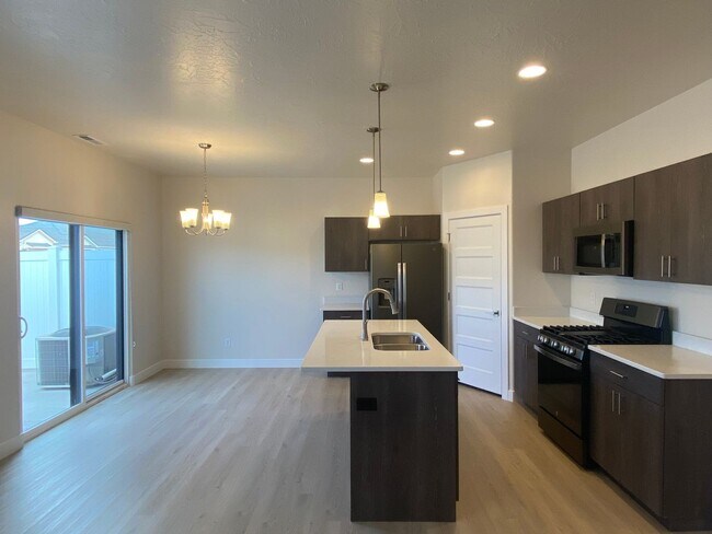 Foto del edificio - Townhome In Crimson Park