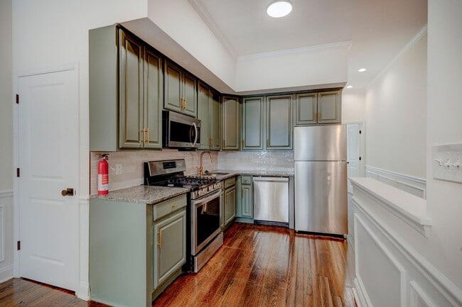 Photo - Newly Renovated 6 Bedrooms / 4 Bathrooms a... Apartment