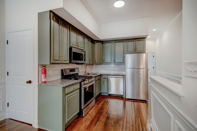 Foto del edificio - Newly Renovated 6 Bedrooms / 4 Bathrooms at Norris St