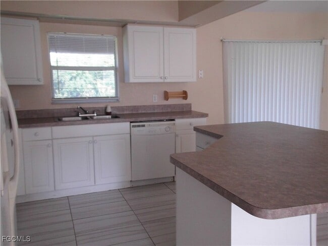 Building Photo - 845 Wolverine St E