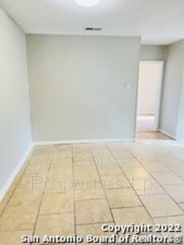Building Photo - "Charming 3-Bedroom Duplex in San Antonio's Heart – Perfect Blend of Comfort and Convenience!"