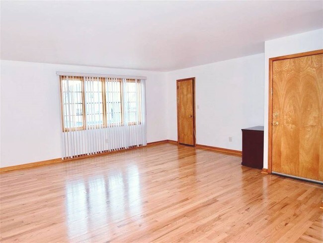 Building Photo - 89 W 28th St