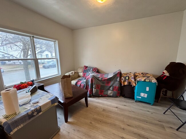 Building Photo - 4-Bedroom 1-Bathroom Downtown Apartment!