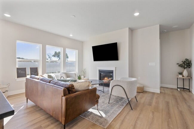 Building Photo - AWESOME 3 Bed 2 Bath Twin home in Sugar City
