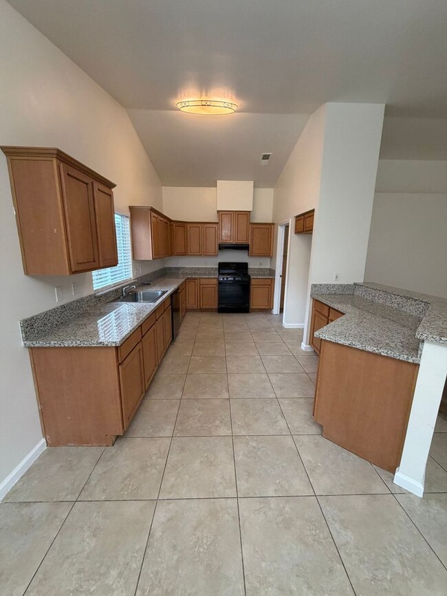 Building Photo - Sanger home