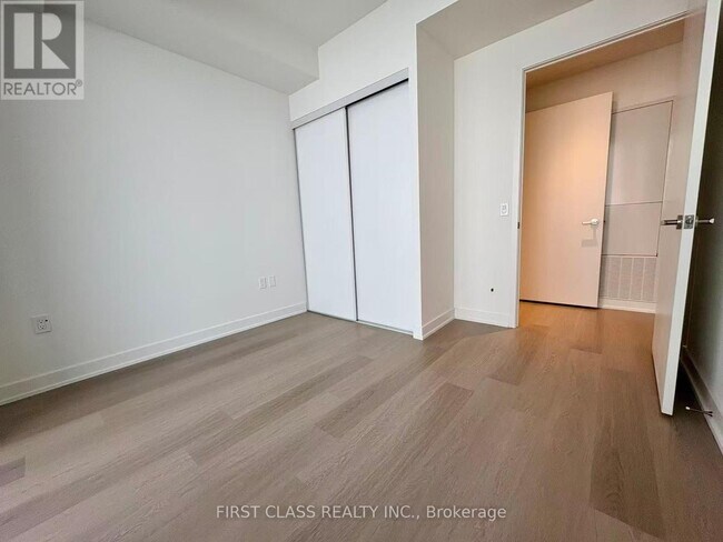 Photo du bâtiment - 448 Burnhamthorpe Rd W