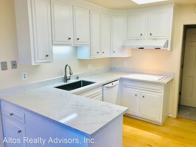 Building Photo - 3 br, 3 bath House - 8 Versailles Street