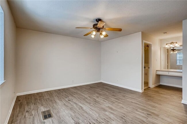 Building Photo - 2800 Westhill Dr