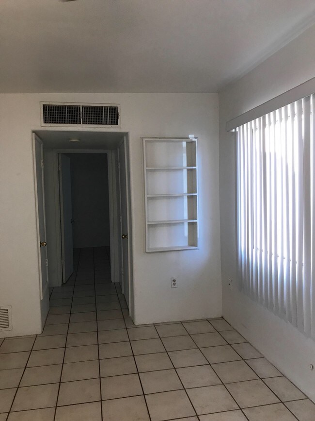 Foto del edificio - 940 N Palo Verde Blvd
