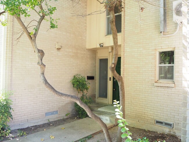 Foto del edificio - 962 S Weatherred Dr