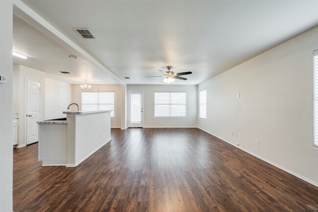 Foto del edificio - 7500 Lazy Spur Blvd