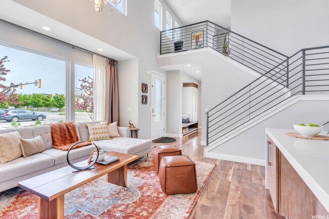 Building Photo - Spectacular 5 Bed 3.5 Bath Townhome in Day...