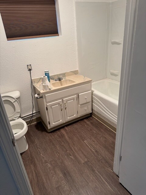 Baño - 2111 W Sussex Ave