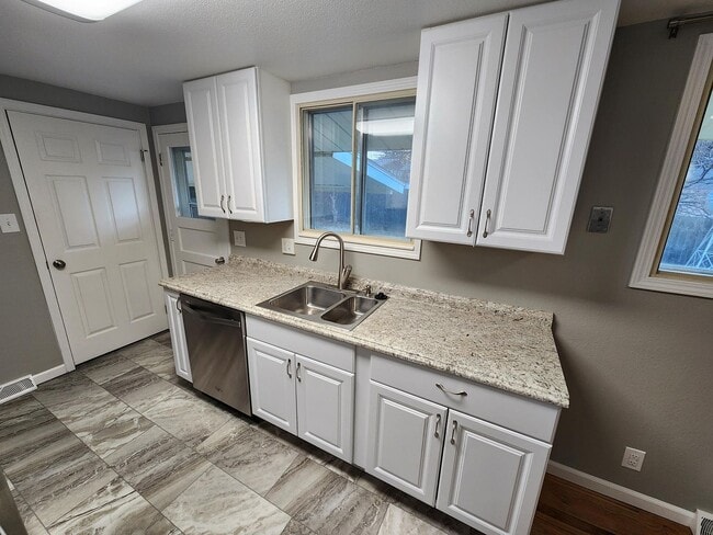 Building Photo - 4901 Circle Dr