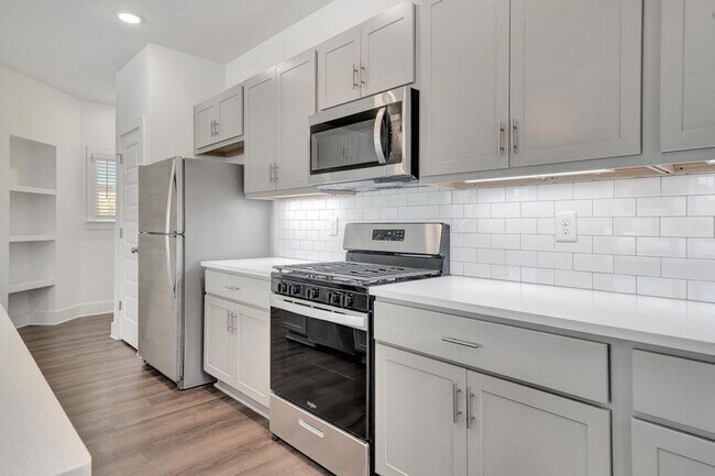 Building Photo - 2 Bedroom with Bonus Office!