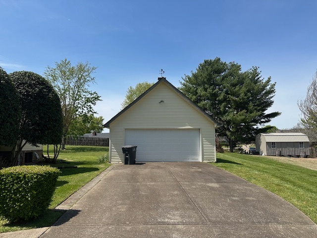 Building Photo - 102 Country Club Dr