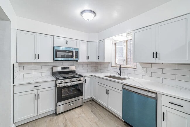 Building Photo - 7530 N Oakley Ave