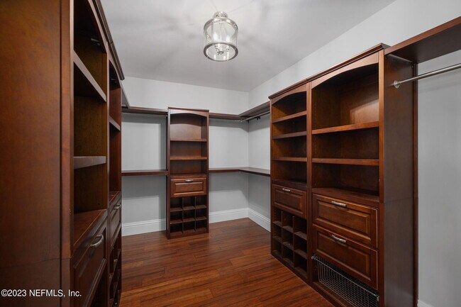 Foto del edificio - 613 Hummingbird Ct
