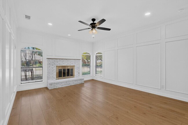 Foto del edificio - Beautifully Renovated Home In Carrollton Ready For Move-in