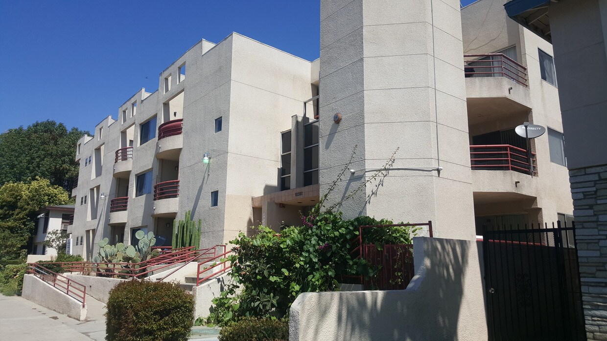 Front of Building - 20615 Vanowen St