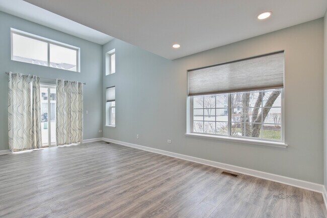 Building Photo - 1015 Huntington Dr