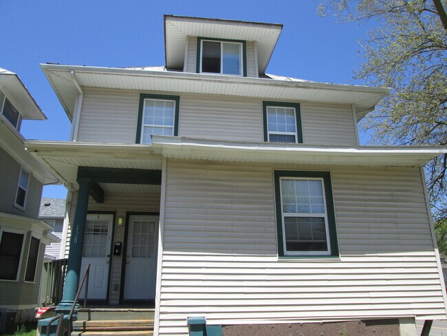 Building Photo - 128 E Davenport St