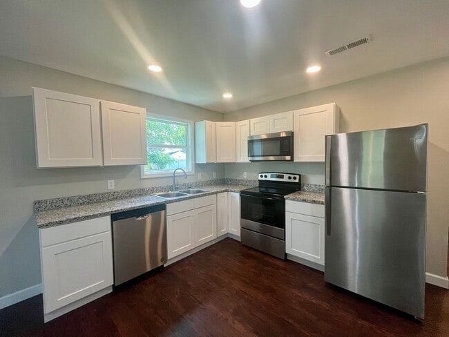 Building Photo - 3 Bedrooms | 2 Bathrooms | 1 Car Garage