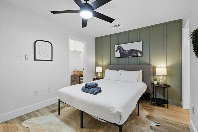 Building Photo - 327 W Texas St