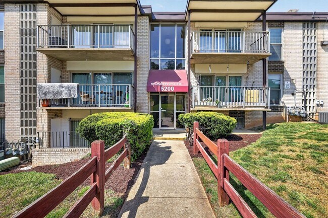 Foto del edificio - 5200 Newton St