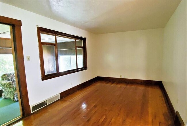 Building Photo - 728 7th Ave
