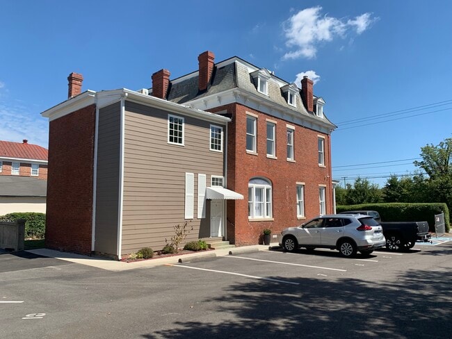 Building Photo - 634 S Sycamore St